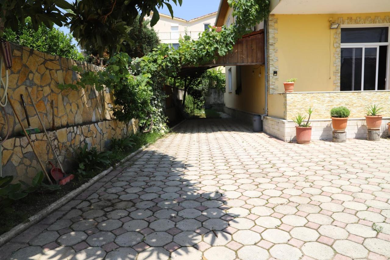 Raisa Guesthouse 12 Берат Екстер'єр фото