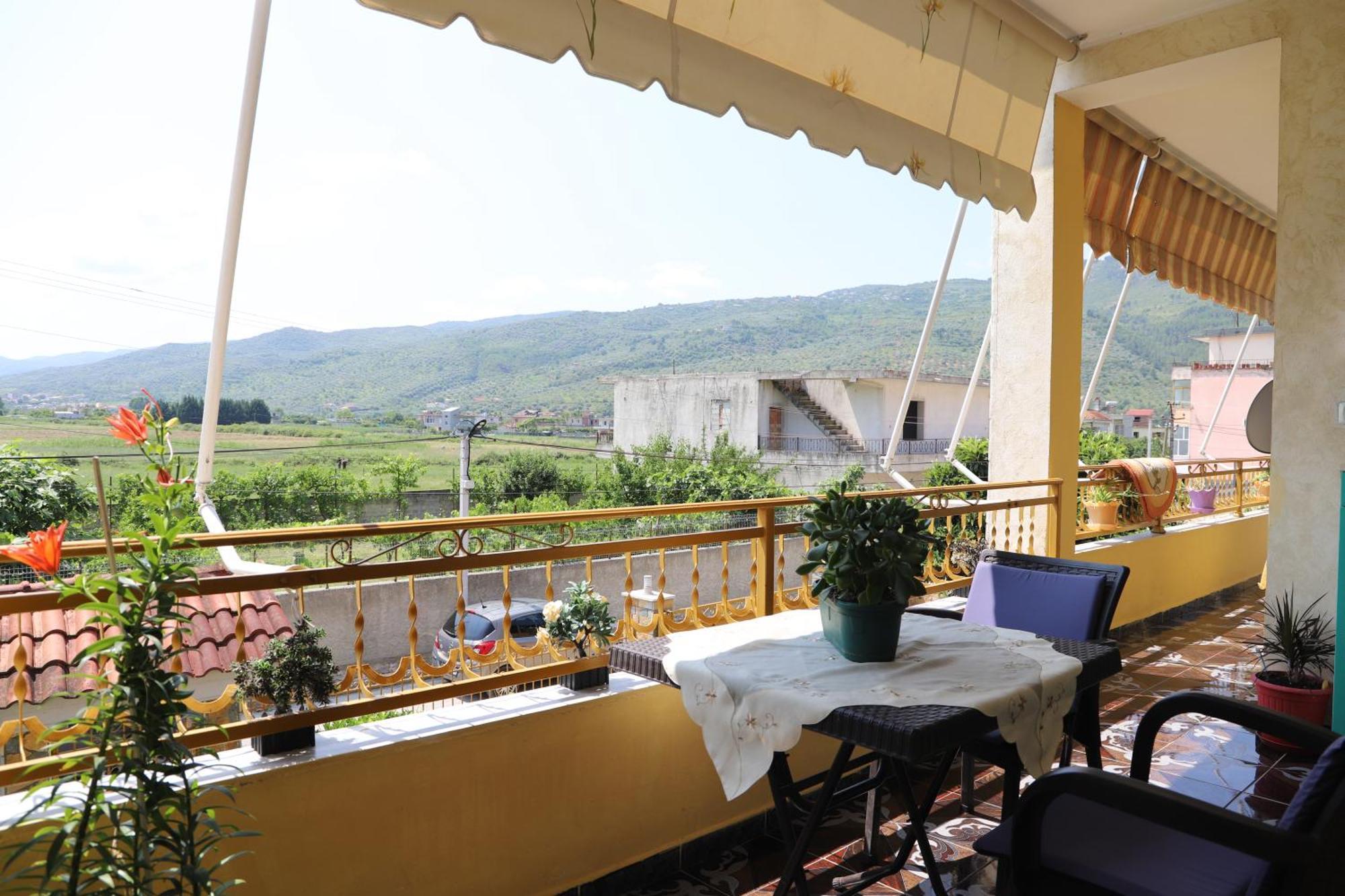 Raisa Guesthouse 12 Берат Екстер'єр фото